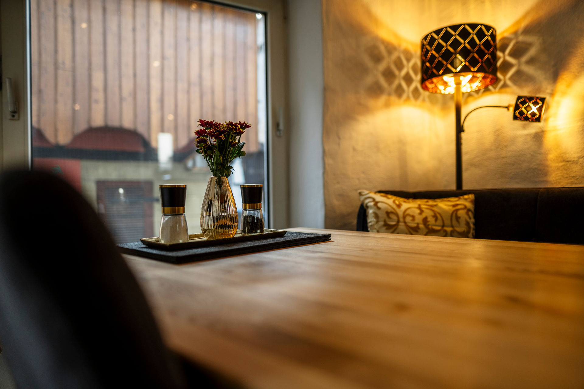 Esstisch im warmen Licht